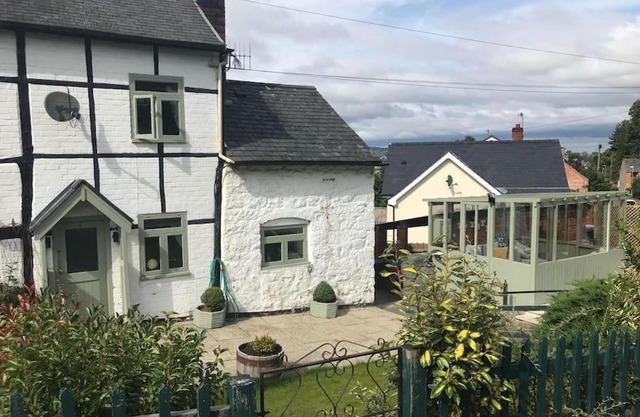 Ty Twty, Montgomery Cottage