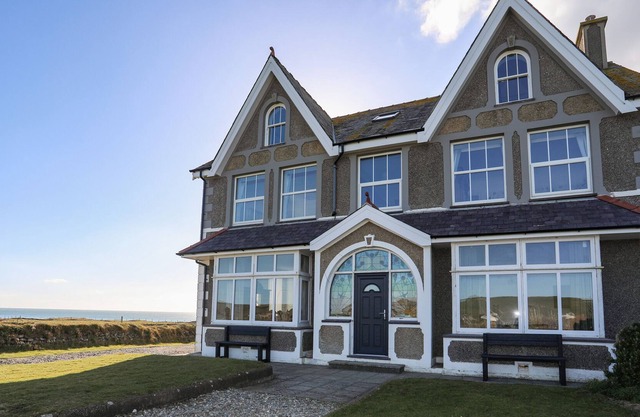 TYN DON, pet friendly, character holiday cottage in Abersoch