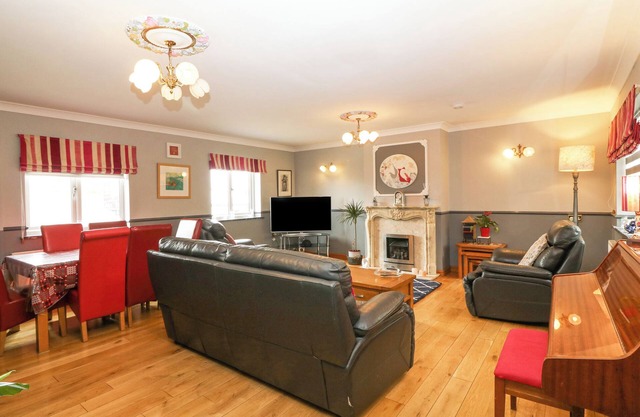 TYN RALLT ICE CREAM FARM, family friendly, with hot tub in Newborough