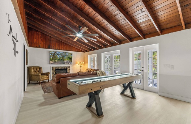 Ultimate Farmhouse Getaway: Shuffleboard, Lounge, Fire-pit & More!n