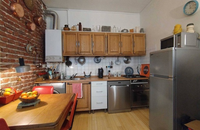 Ultra-quiet apartment, entirely on green courtyard at the foot of MONTMARTRE.