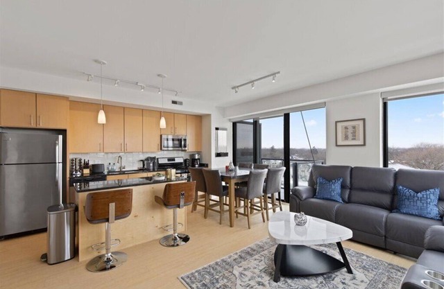 "Unity of Evanston" 3 BDR+2BA ModernLuxe High Rise