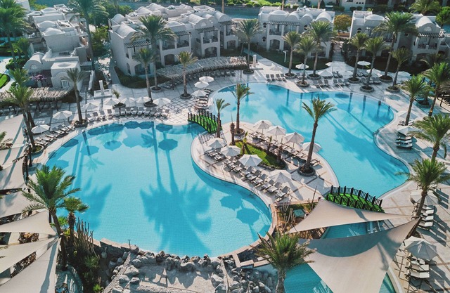 Unwind in Lavish Suite w/Breathtaking Sea Views w/2 Swimming Pools & Spa