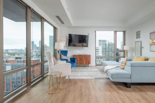 Upscale 4BR Penthouse with Gym & Parking near MGH & TUFTS