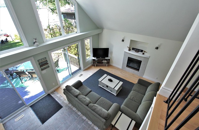 Upscale lakefront cottage on private lake