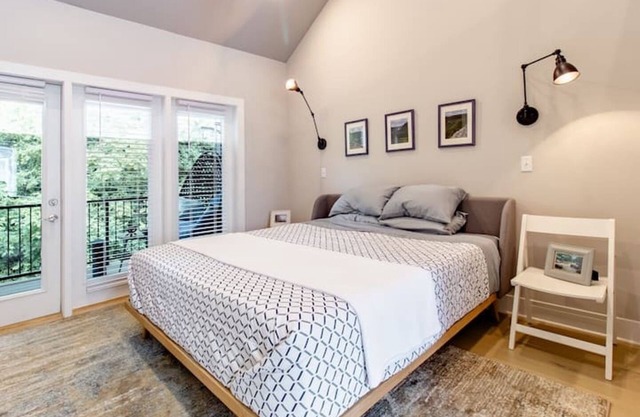 Upscale Northshore Townhouse Steps to Restaurants and Parks