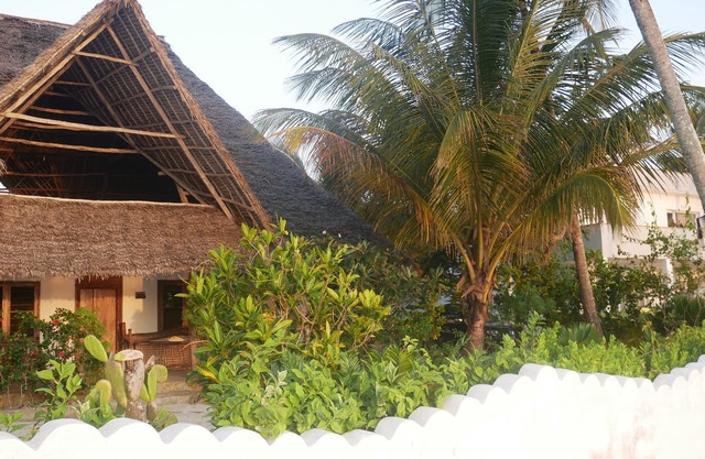 UWAIRIDI ,CAMERA MATRIMONIALE IN VILLA