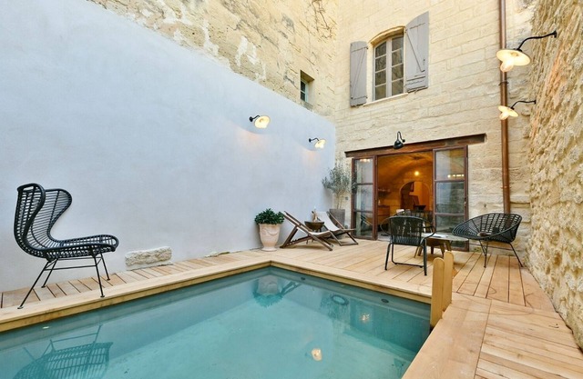 UZES HISTORIC CENTER: SUPERB XVIII HOUSE OF 100 M² WITH COURT