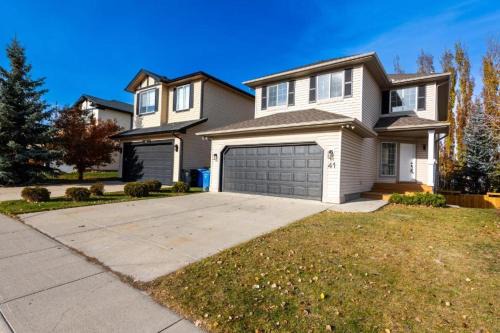 Valley Home 2 Bed 1 Bath Walkout Basement Apartment, 1hr to Banff, 40 Mins Canmore, 5 mins to WinSport & Olympic park