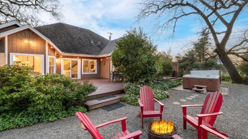 Valley of the Moon by AvantStay Tranquil Escape Large Yard w Hot Tub Fire Pit