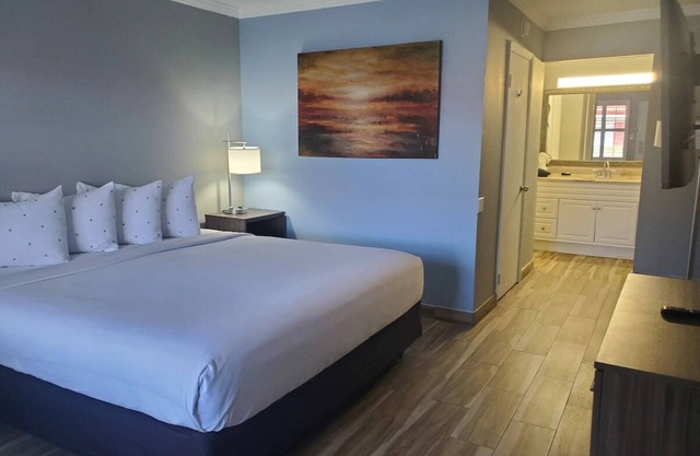 Vero Beach Inn & Suites | Grand Suite w/Kitchen | Near Jackie Robinson Complex