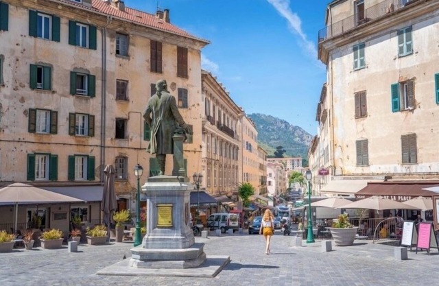 Very nice new T2 hyper center 4p wifi washing machine, quiet and bright