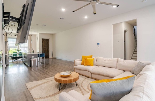 Vibrant 3 Beds 2 bedroom House 15min from HOU