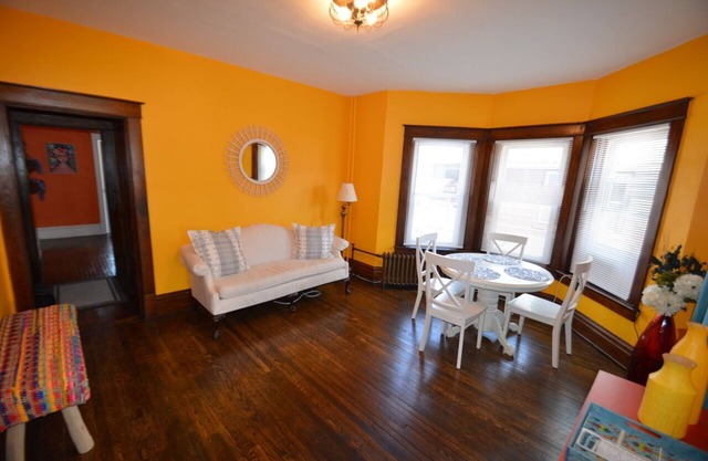 Vibrant Flat in Downtown Bedford. Walk to amenities!