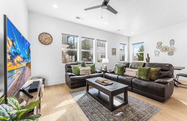 Villa #18 Bloomington Country Club: Pool, Golf, Restaurant