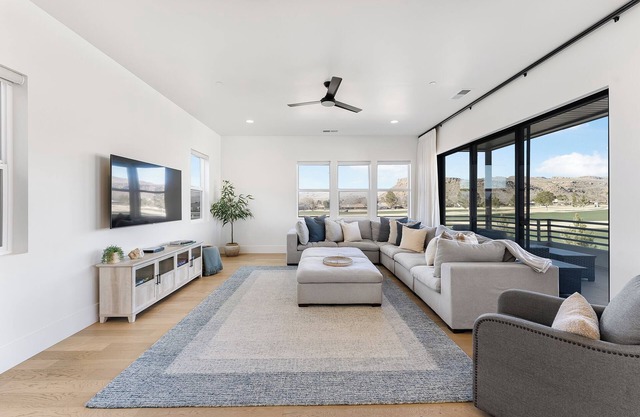 Villa #22 Bloomington Country Club: Pool, Golf, Restaurant