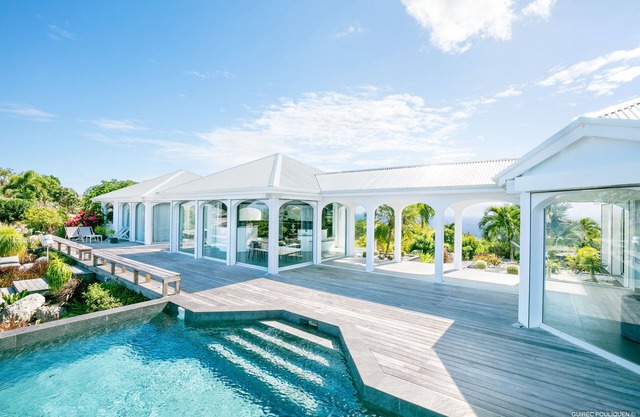 Villa 360° View on Colombier Hill