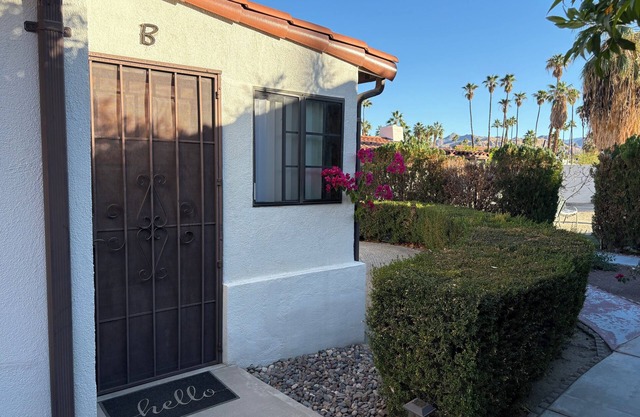 Villa B - a cozy studio with kitchen a minute away from downtown Palm Springs!