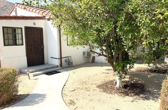 Villa C - a studio with kitchen. A few steps from downtown Palm Springs! 👑