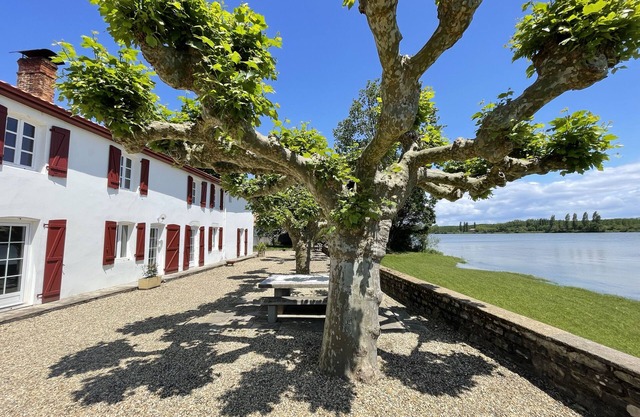 Villa de Caractère Dans un Cadre Unique au Bord de Leau