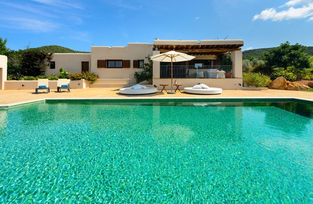 VILLA LUNA - Private villa with pool, free WIFI, Air/Cond, Jacuzzi pool and a beautiful garden!