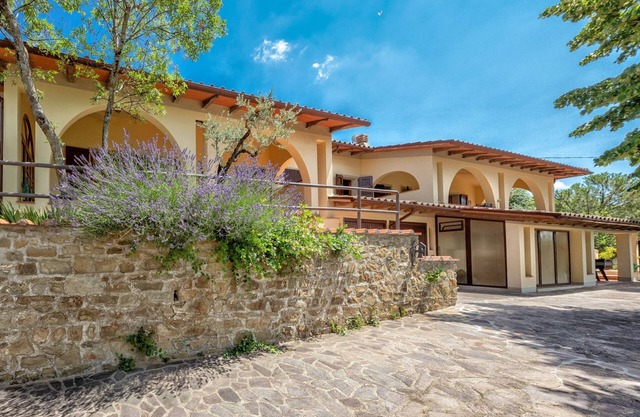 Villa Portici. Residenza Panoramica, con Piscina e Campo da Tennis