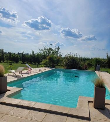 Villa provençale à Arles avec piscine privée et vue jardin.