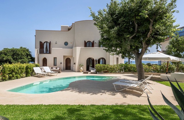 Villa Schisò, exclusive location for 12 people, in front of the sea with pool.