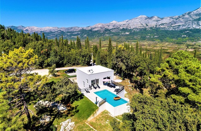 Villa Splendor, new modern 5 bedroom, near Dubrovnik, heated pool with parking