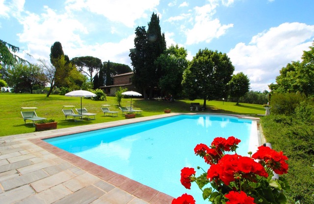Villa with private swimming pool and large, well-kept, fully fenced garden. Ideal for holidays with