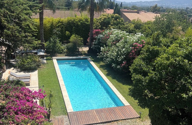 Villa with 2 pools, summer kitchen, well-tended garden, pétanque court