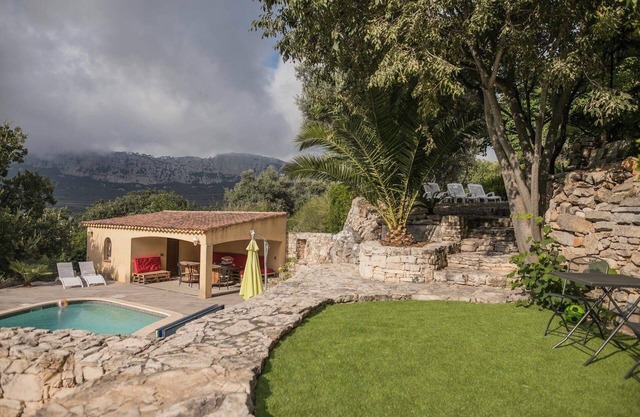 Villa with all comforts, spa, heated pool, billiards, not overlooked