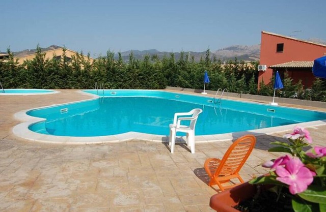 Villa with condominium pool a stone's throw from the sea