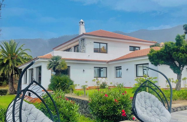 Villa with private 4bed floor level - spa facilities, heated jacuzzi & BBQ area