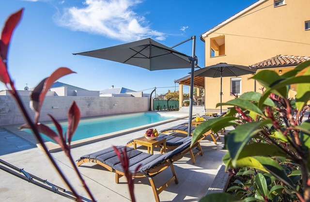 Villa with private pool, playground, WiFi, air conditioning, BBQ