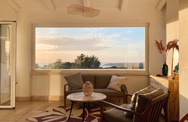 Villa with sea view and beach within walking distance