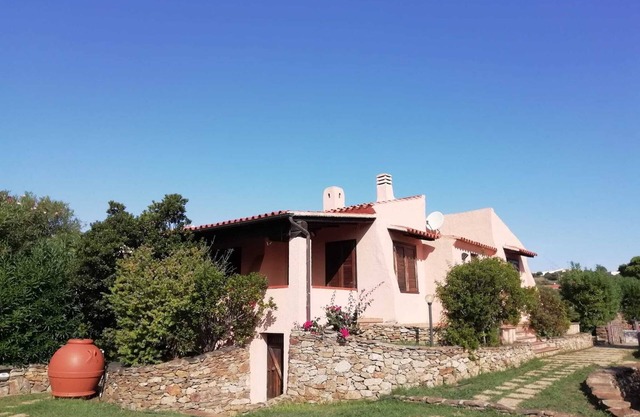 Villa with terrace and large garden 100 mt. from the sea