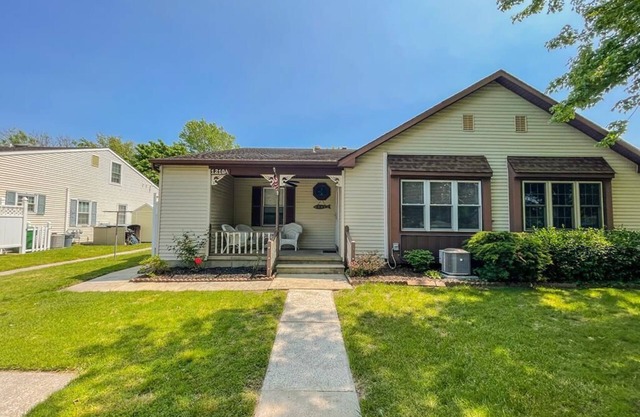 Village Green Quad (2BR/1BA) Centrally Located In Cape May!