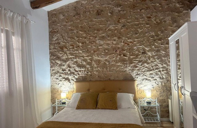 Village house that invites you to disconnect. 2 min from via verde and the Ebro river.