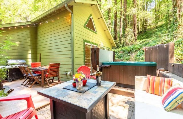 Vino Velo~ Charming Redwood Forest Cabin! Cozy & Warm Vibe! HtTb/Pup/WiFi