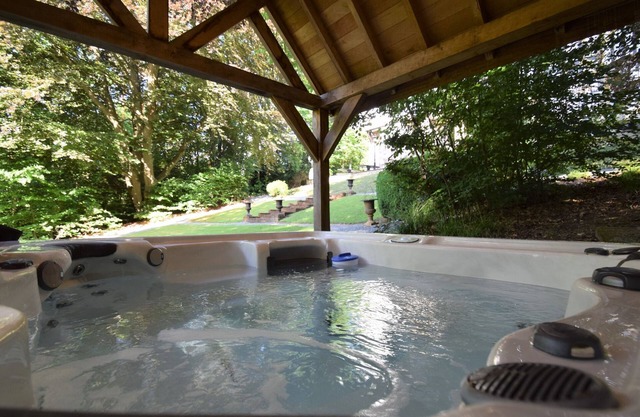 Vintage Villa with Jacuzzi and Infrared Sauna