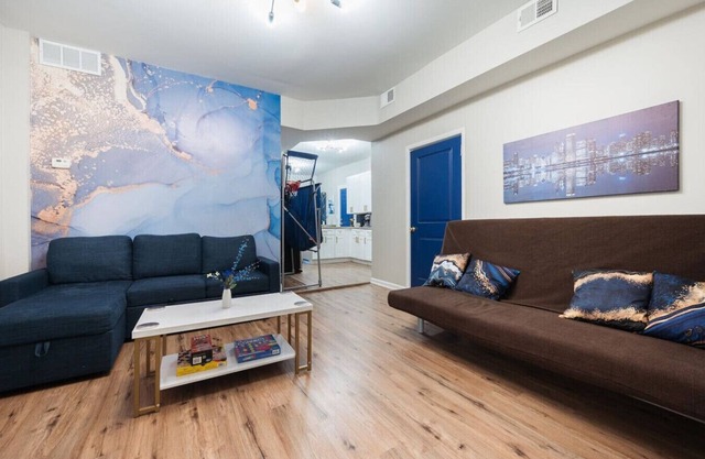 W Pershing · Large Chicago Apt 3 Bed | 12 Min Downtown | Arcade