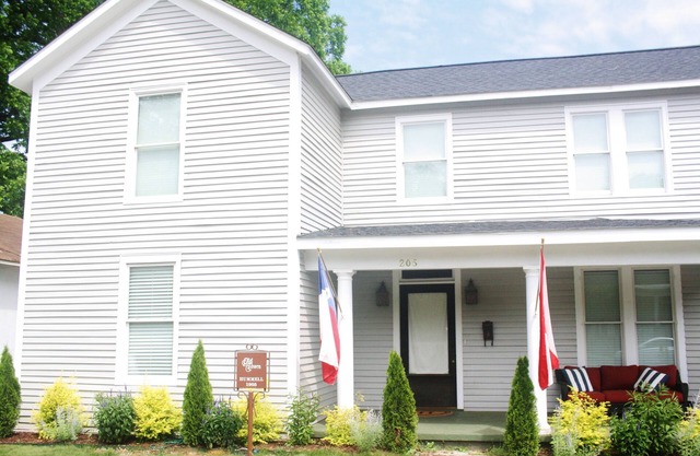 WALK EVERYWHERE! Downtown Designer Home Close to Everything in Huntsville