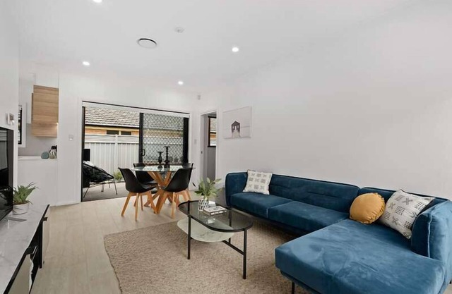 Walk to cafes, restaurants, ferry, cinema+ beach