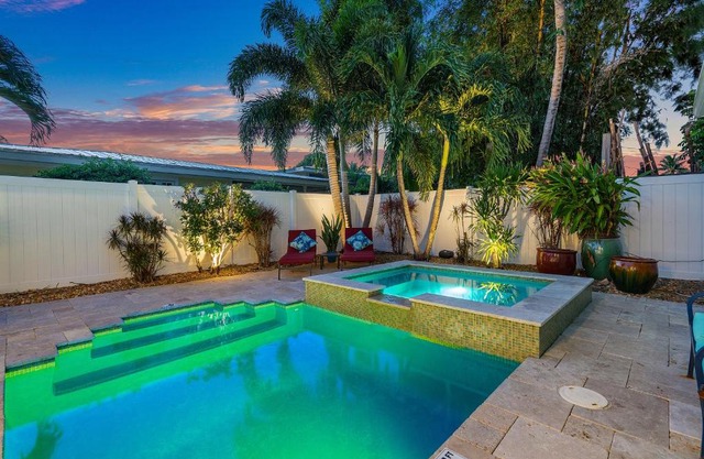 Walk to The Ave- Heated Pool, Spa, Golden Tee and Putting Green - mins to Beach