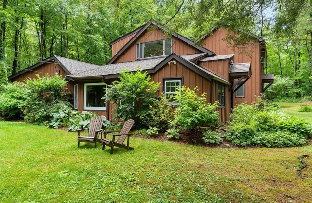 Walt’s Place: Sun-Bathed Modern Cabin in the Woods