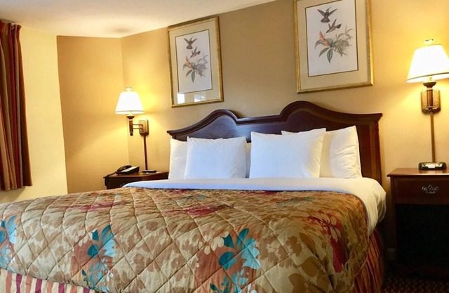 Warm and Inviting Sturbridge Accommodation with Complimentary Breakfast