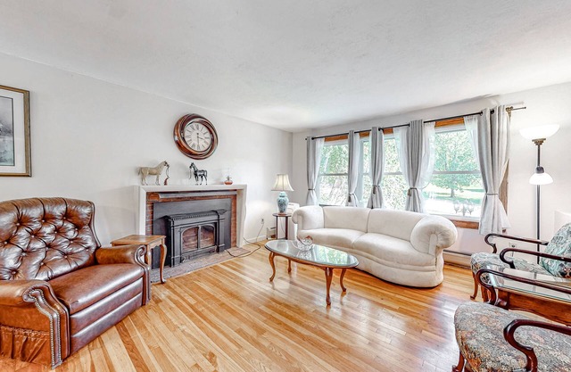 Warm house with pool table, large deck, AC, washer/dryer, & beautiful kitchen