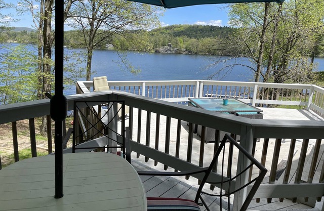 Water front home with large two tiered deck! 2 bathrooms 😂