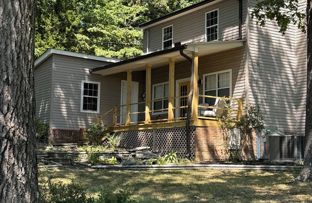 Water view 3-bedroom house in Camden with AC and WiFi walking distance to lake